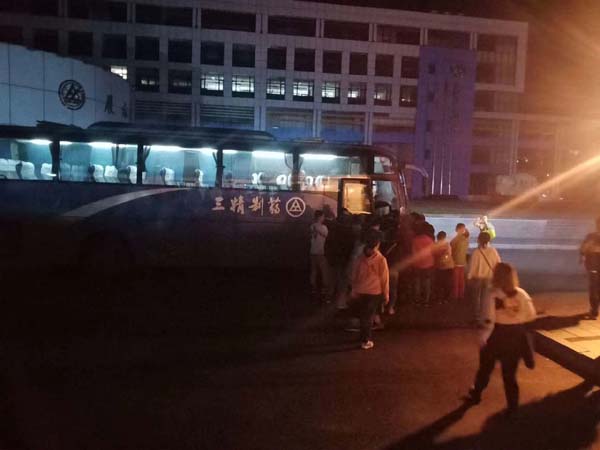 1571278079105828.jpg 夜已深 我們下班了100.jpg